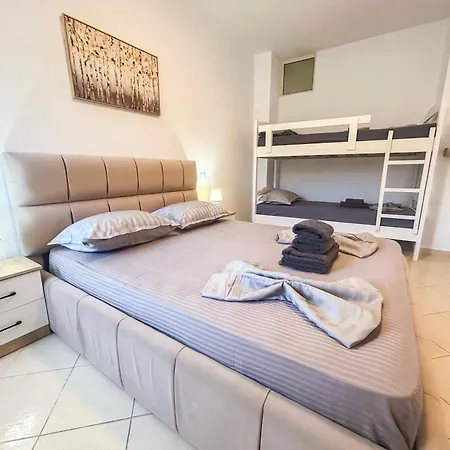 1 Bedroom 997 *